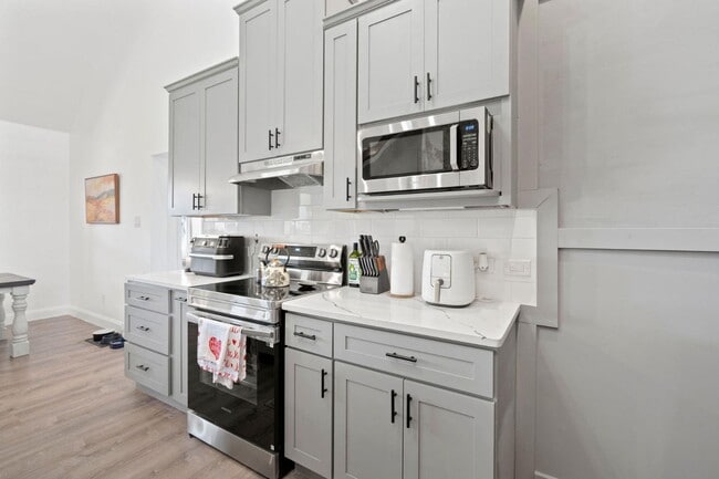 Building Photo - 1000 Stone Hill St