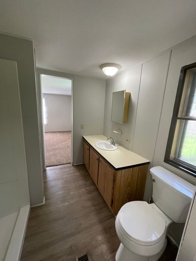 Building Photo - 3 Bedroom, 2 Bath Single Family Home