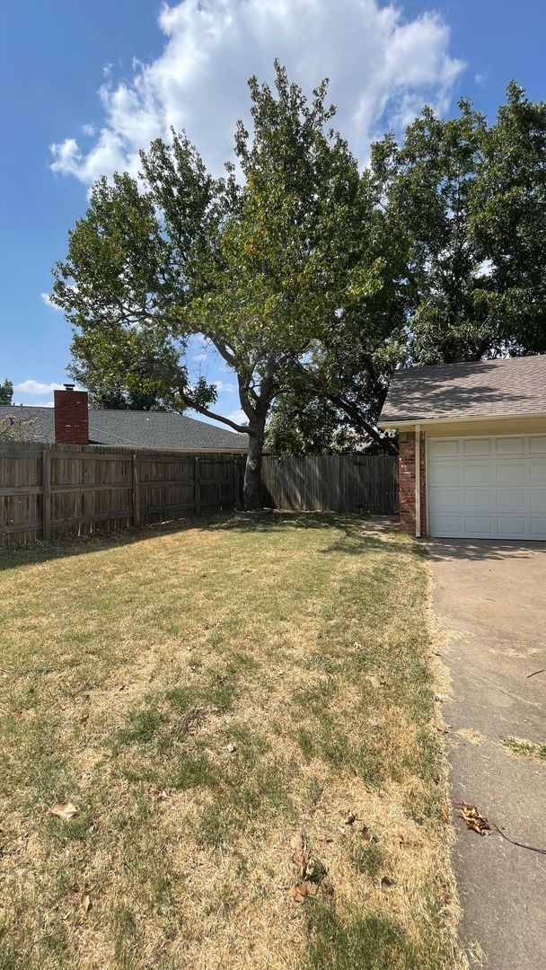 Building Photo - Spacious house with new flooring