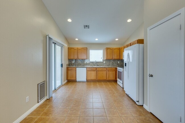 Building Photo - Single story 3 bedroom home in a lovely NW community