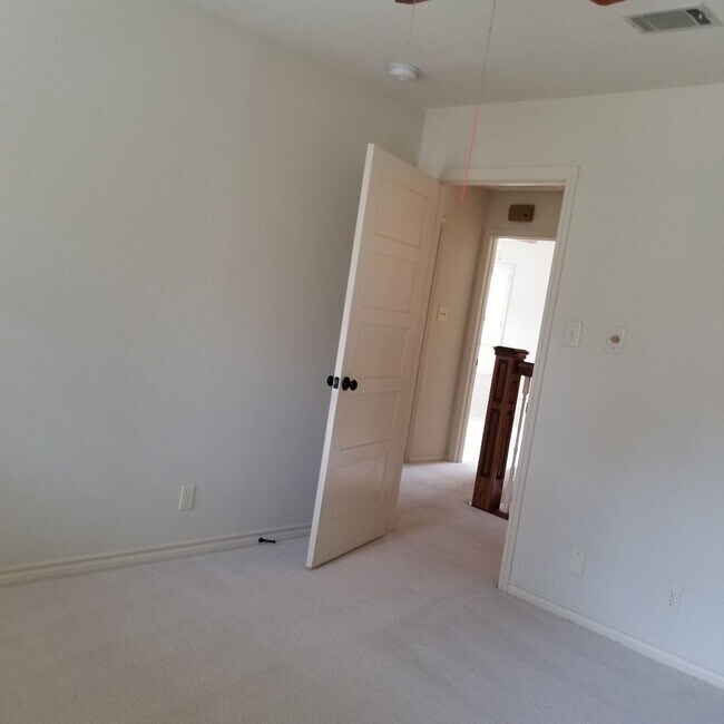 Building Photo - Stunning Home - North Cat Mountain - 4 bed...