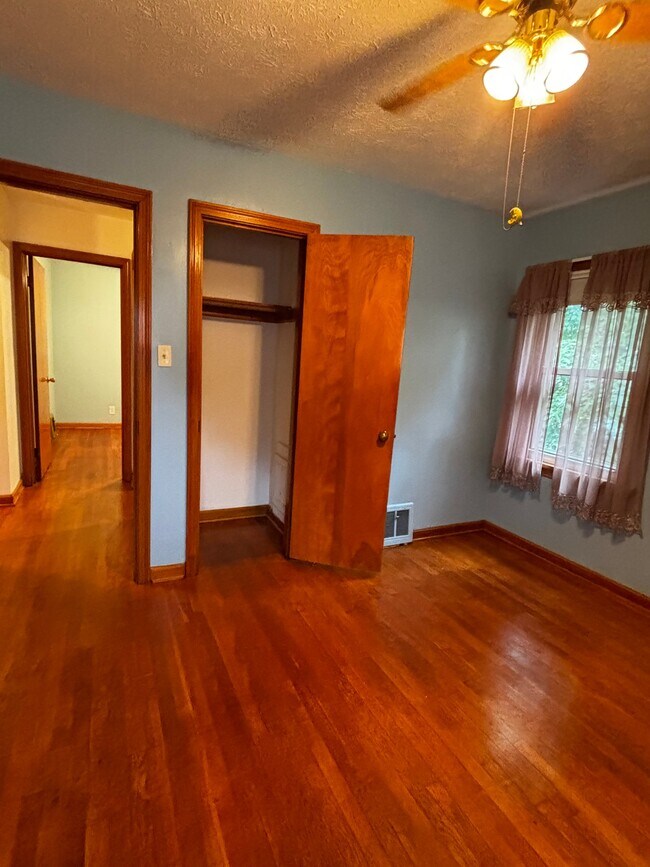 Building Photo - 815 Iona Ave
