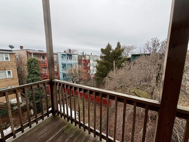 Building Photo - 324 Chelsea St