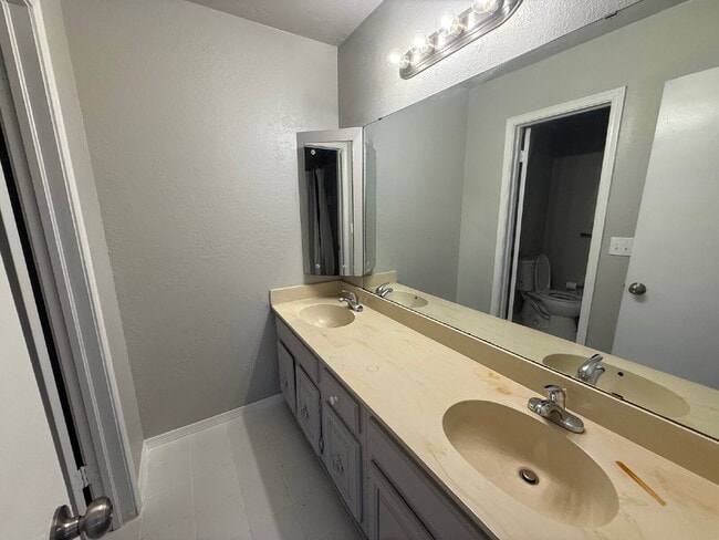 Building Photo - Spacious 4-Bedroom Yukon Home Full of Char...