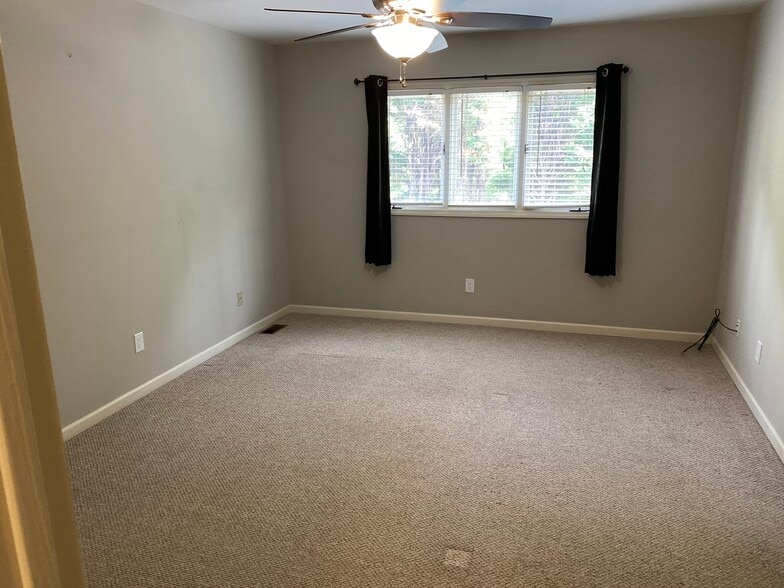 Building Photo - 1627 10th St Pl NW