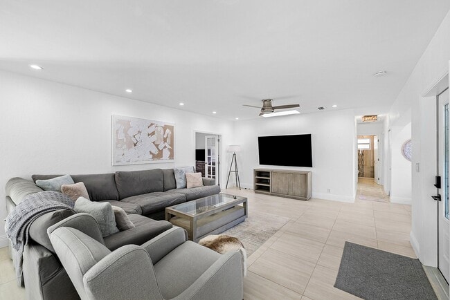 Building Photo - 124 Oregon Ln