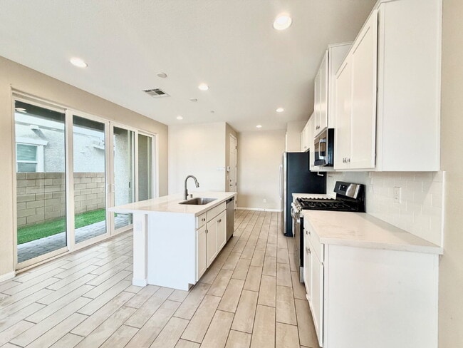 Building Photo - 3 Bedroom Townhome for Rent in Cadence Henderson | Solar Home | Master-Planned Community Near Las...