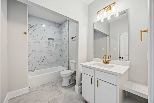 Building Photo - 2207 Des Chaumes St