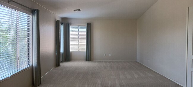Building Photo - Spacious Two Story 4 Bed/3 Bath with Large...