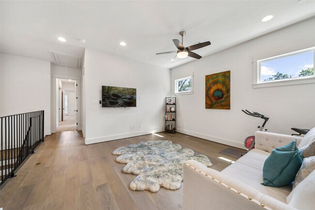 Building Photo - 620 E 26th St