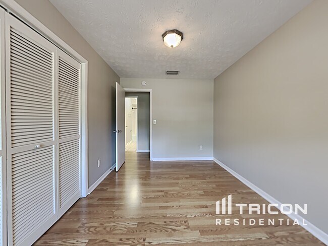 Building Photo - 1003 Meadow Ln