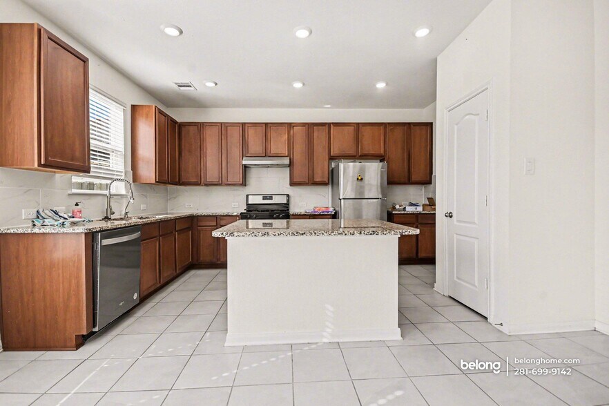 Building Photo - 7218 Bakersfield Ct