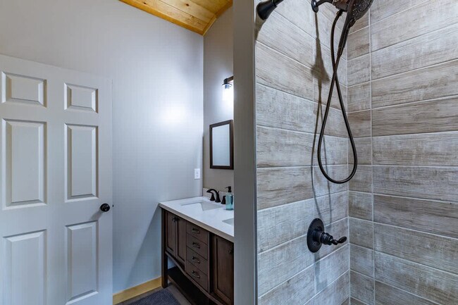 Building Photo - 43 Medina Ct