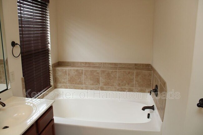 Building Photo - 3901 Grand Isle Dr