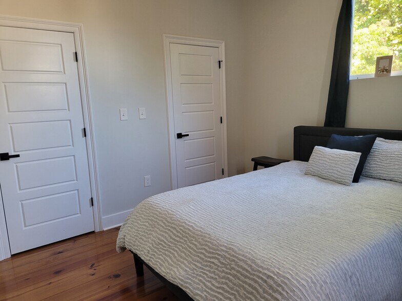 Building Photo - 2821 Dryades St