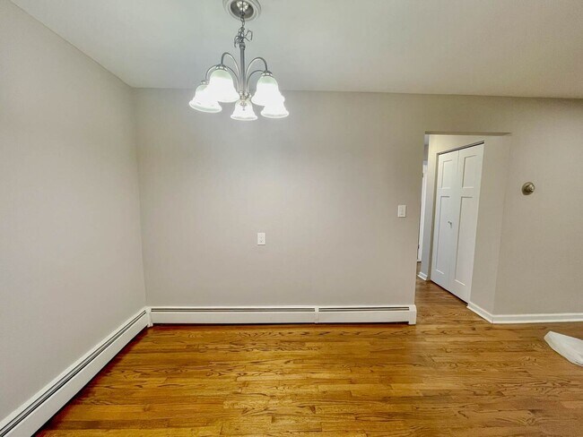Building Photo - Birmingham Condo!