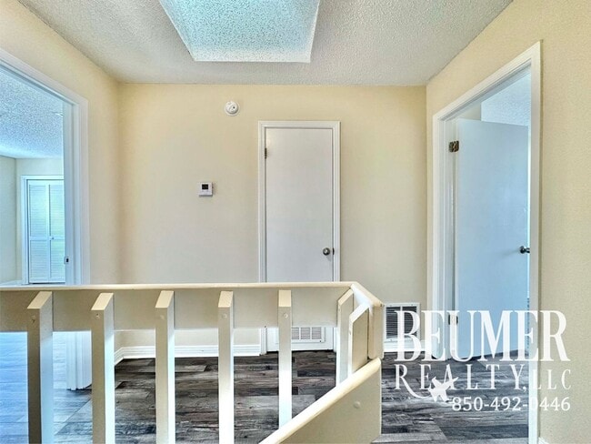 Building Photo - Townhome located minutes from beaches and NAS