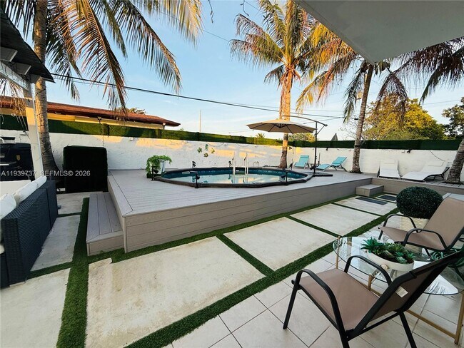 Building Photo - 16950 SW 93rd Ave