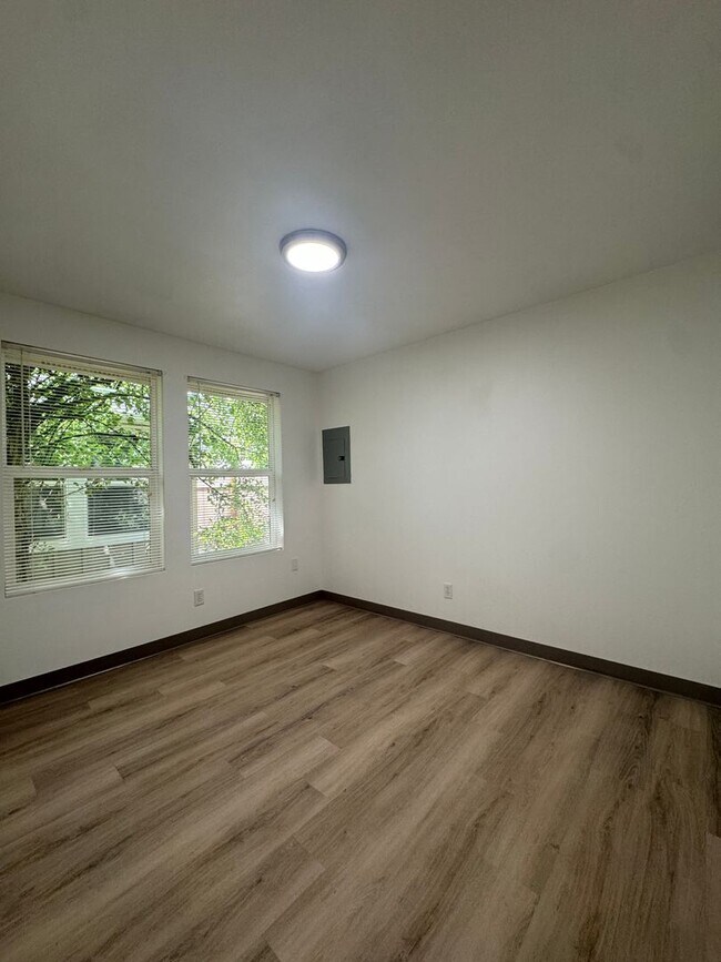 Building Photo - [COX] 2 Bed 1 Bath ~ West Eugene ~