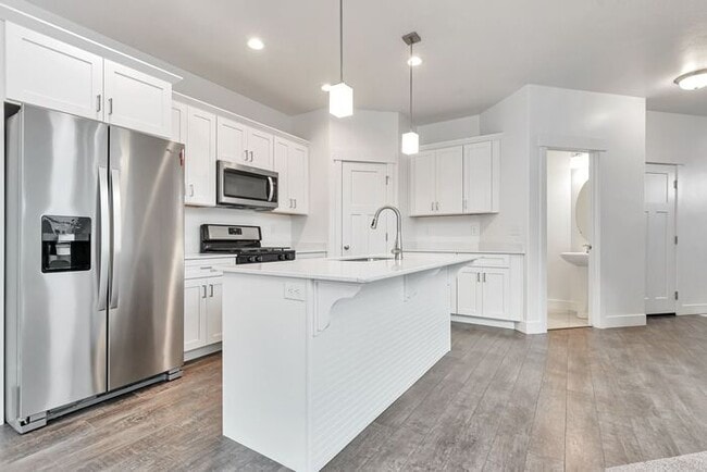 Building Photo - ROW END TOWNHOUSE W 2 CAR GARAGE + AMENITIES