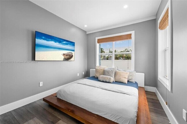 Building Photo - Charming 2BR Townhome in Miami Beach