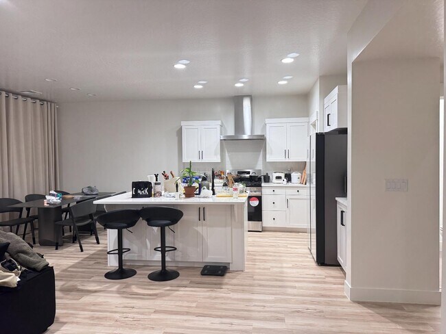 Building Photo - 6189 S White Bee Cir