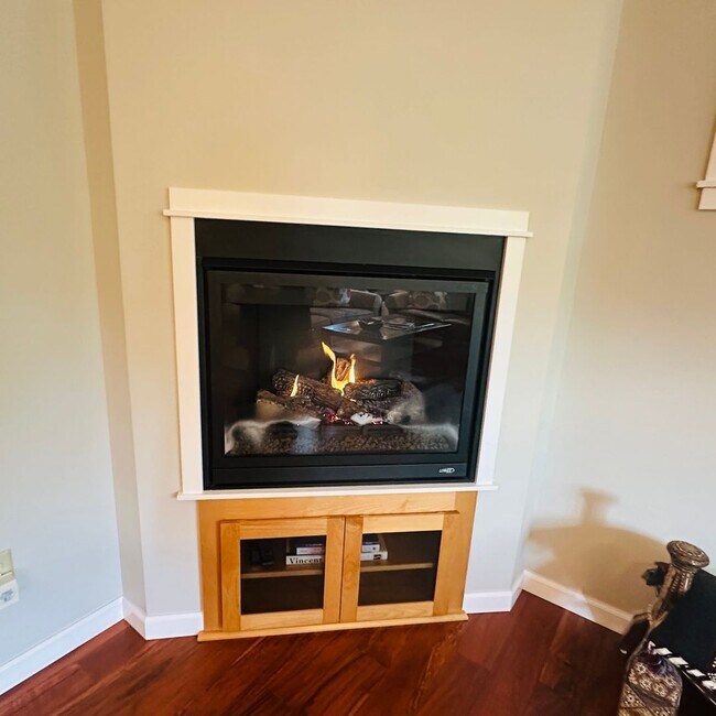 Building Photo - Unfurnished Elegant Townhome – Dual Primar...