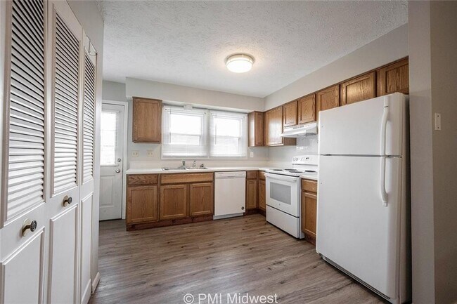 Building Photo - 207 W Green Meadows Dr