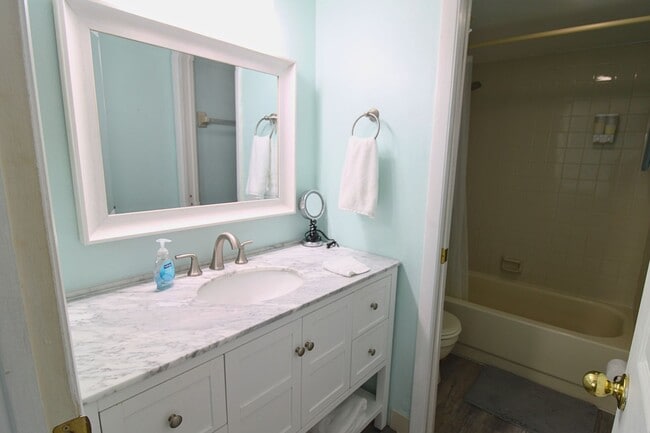 Building Photo - Beachside Bliss: Stunning 2 Bed, 2 Bath Co...