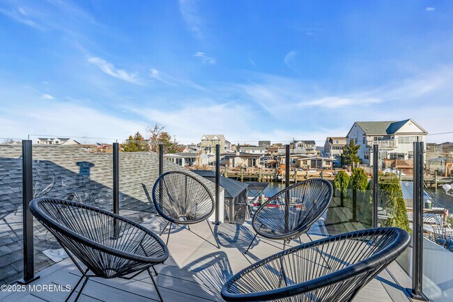 Building Photo - 320 Silver Lagoon Dr