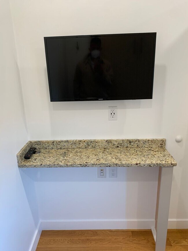 Building Photo - CHELSEA/BOSTON NO BROKER OR RENTAL FEES !!...