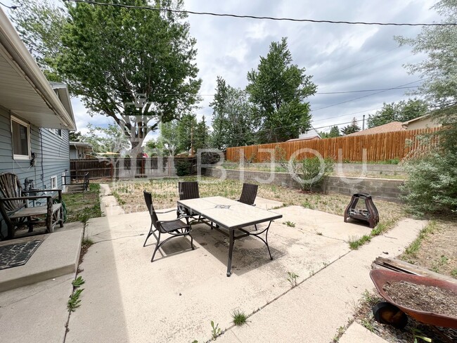 Building Photo - Tri-level Home with Newly Renovated Kitchen