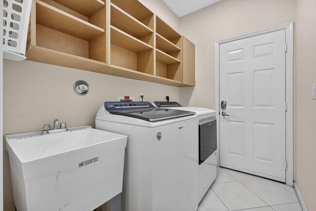 Building Photo - 9479 Sedgewood Dr