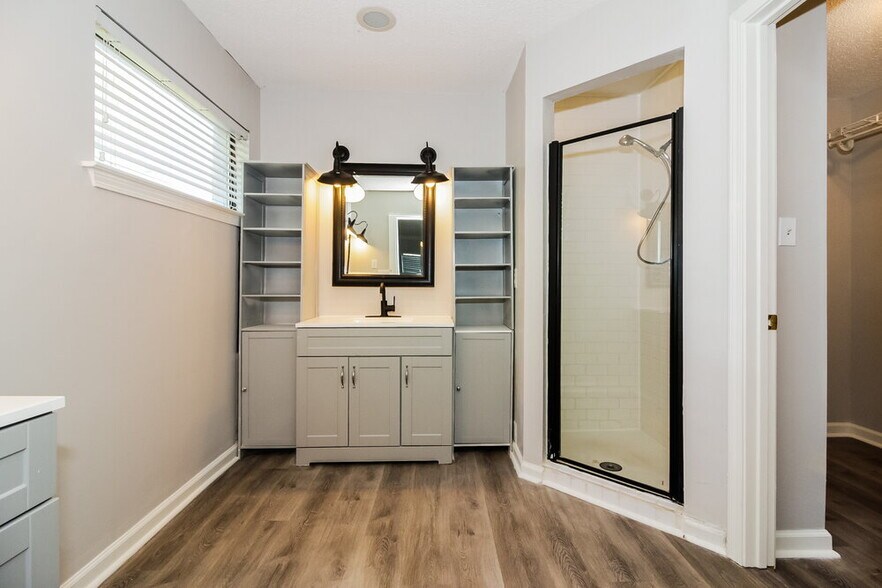 Building Photo - 5030 Baywood Dr