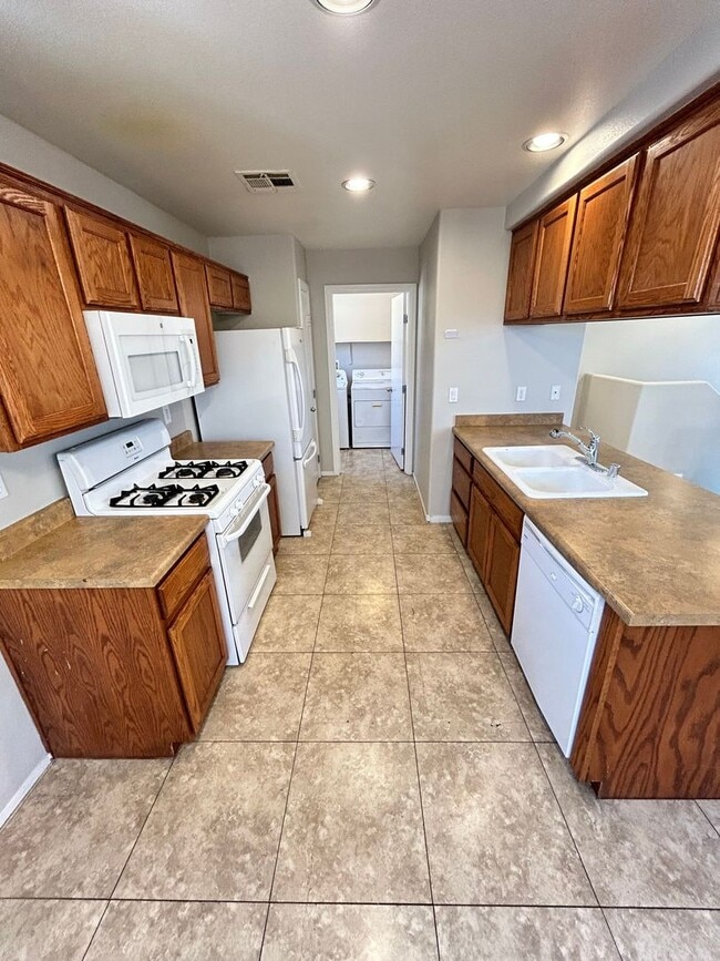 Building Photo - Charming 3 Bed/3Bath, 2-Story Home nestled...
