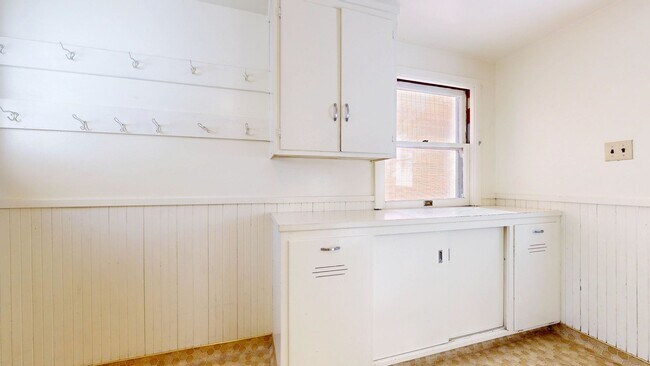 Building Photo - Bright Country Three Bedroom One Bathroom ...