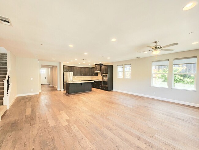 Building Photo - Spacious 5 bedroom house