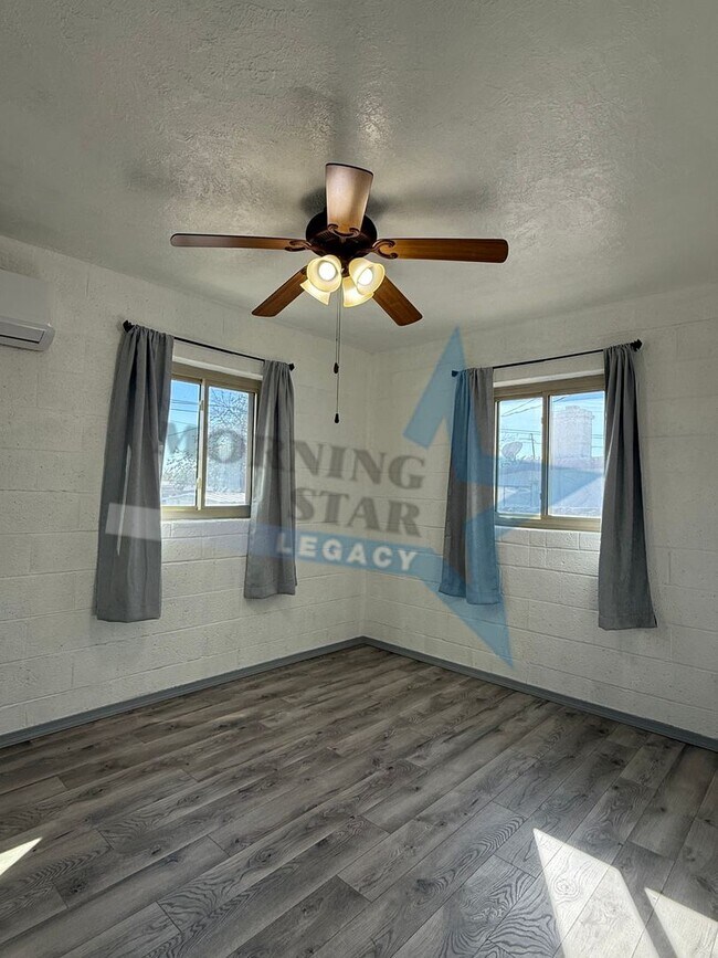 Building Photo - Sweet 2 Bedroom Home - Available Now!