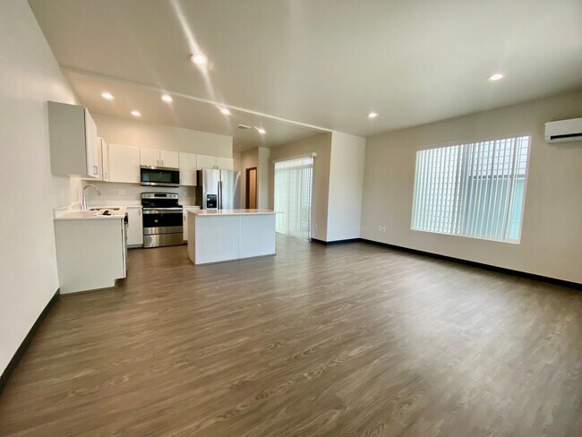 Building Photo - 901 Greenfield Dr