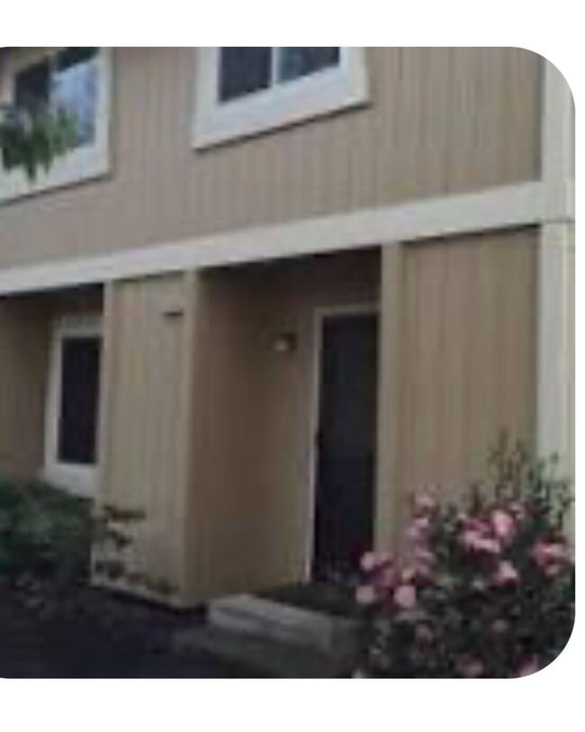Building Photo - 2 bedroom/1.5 bath townhome with new kitch...