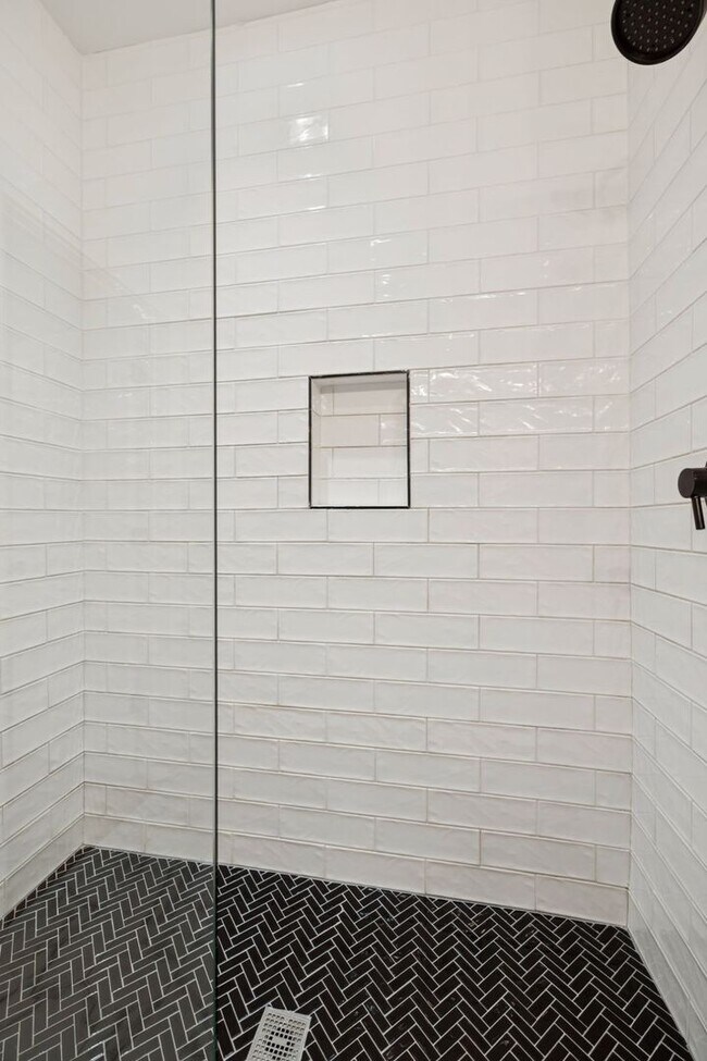 Building Photo - Beautifully Remodeled Home Just Minutes From Downtown Nashville