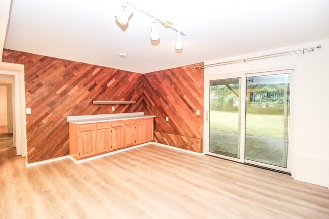 Building Photo - !! $3500 for 18 month lease !!  Private La...