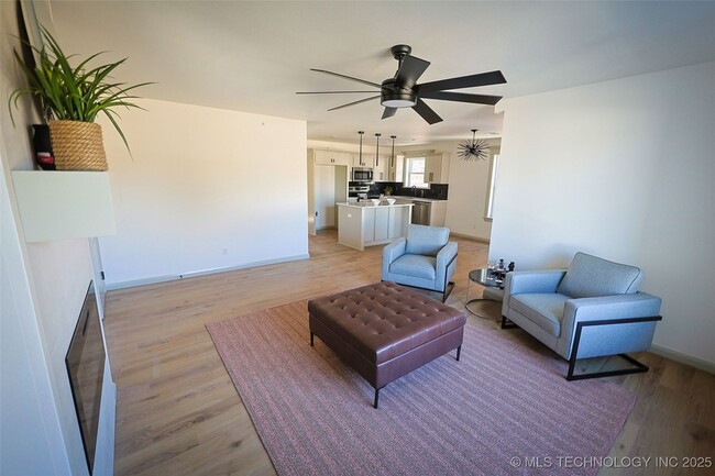 Building Photo - 108 W 2nd St