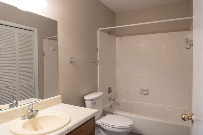 Building Photo - 709 Pointe Ct