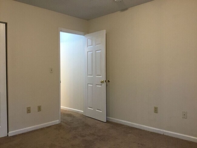 Building Photo - Located in Hunters Chase - 2 BR/2 BA w/ Fi...