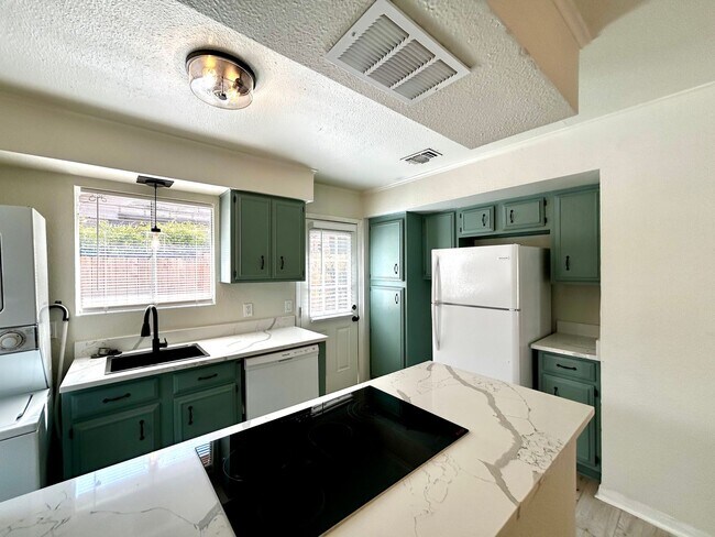 Building Photo - What a deal! a 3 bed house 5 min from DT a...