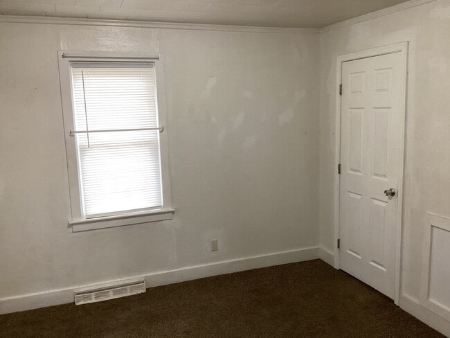 Building Photo - Charming House in the Country