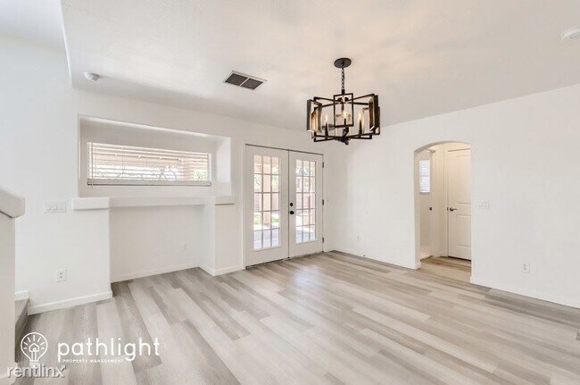 Building Photo - 4 br, 2.5 bath House - 15553 W Ventura St ...