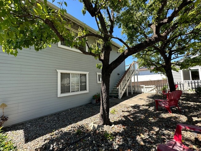 Building Photo - Top Floor of Benicia Duplex