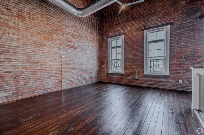 Building Photo - 424 Main St